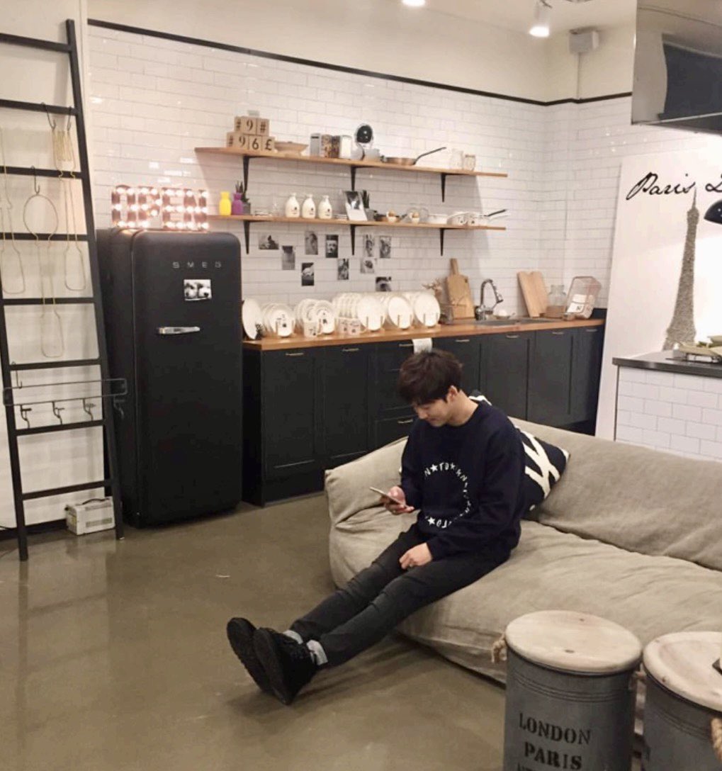 아침부터 왠지 안보이지만 그만큼 뭔가를 열심히 하고있을 그래서 더 보고싶은 #윤계상 🐺🖤