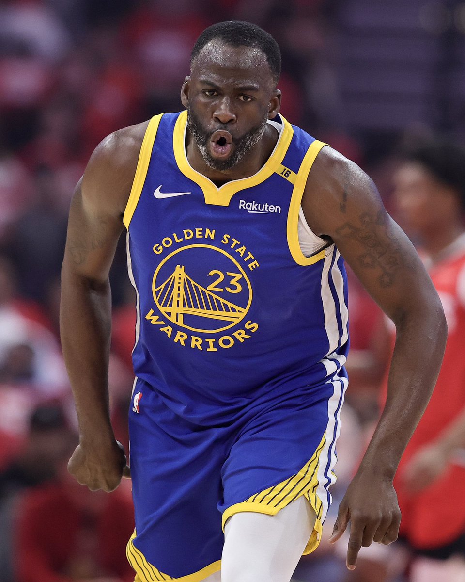 NBAdoPovo's tweet photo. Draymond Green sobre chamarem a NBA de frouxa e que eles aliviam nas punições 

“Eu odeio essas pessoas falando: ‘Ah, ele deveria pegar x jogos de suspensão.’ Quem é você? Quem diabos é você pra dizer quantos jogos ele deveria pegar? Você nem sabe em que o Adam Silver está se baseando. Não faz a menor ideia. Só está aí jogando um número absurdo de jogos porque isso não te afeta — não afeta seu time, não afeta seu bolso.

Aí o pessoal pega o microfone e fala essas suspensões extremas, e depois sai dizendo que a NBA está fraca. Mas foi você que sugeriu uma punição exagerada por causa dessa briguinha. ‘A NBA está fraca’, ‘esses caras são fracos’, ‘o jogo está bonzinho demais’. Mas quando acontece uma briga, dizem: ‘esse cara deveria ser banido da liga.’ Tipo… escolhe um lado e fica nele.”

🗞 @DraymondShow