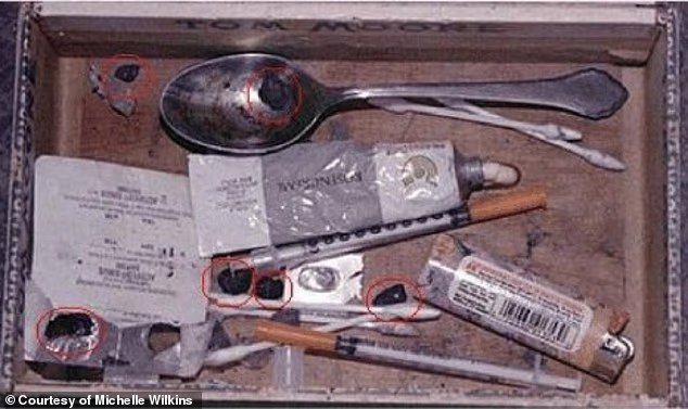 Ele tinha três vezes a dose letal de heroína (para uma pessoa comum) no organismo e dez vezes a quantidade consumida por um usuário pesado. Aí ele fechou todas as seringas, guardou-as direitinho, escreveu uma carta e se matou com uma arma enorme de quase três quilos ...