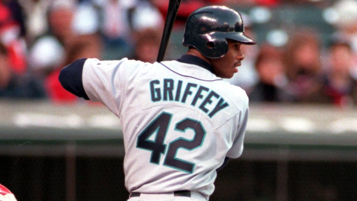MarinersPR's tweet photo. 42 Days Until Opening Day!

4⃣2⃣: Ken Griffey Jr. helped pioneer "Jackie Robinson Day" when he wore #42 to honor Robinson on April 15, 1997. The number 42 was retired across @MLB that year. #Mariners50

🔗 https://t.co/aPWC7meYqC