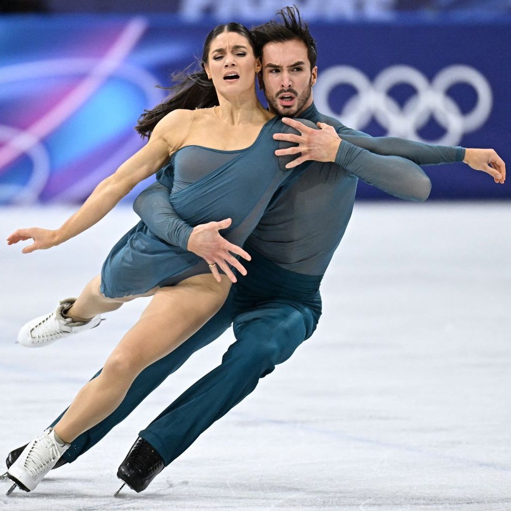 pray 🙏🏼                              dirty house 🏚️
educated 📚                    hoe 🚂
rich 💰                                broke 🏗️
clean 🧼                             stank 🤢
loyal 💍                              5 kids 👨‍👩‍👧‍👦
faithful😇                          cheater 🖇️