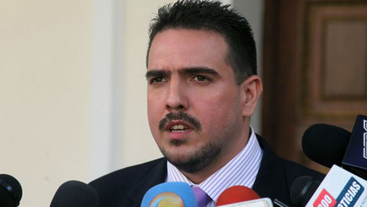 Stalin González, un comunista Stalinista porque así lo indica su apellido, hace creer que es de oposición. Ese tipo es un traidor muy peligroso, es un cuerda floja que juega para ambos bandos pero a favor de los comunistas. Enchufado en la asamblea para hacer el trabajo sucio.