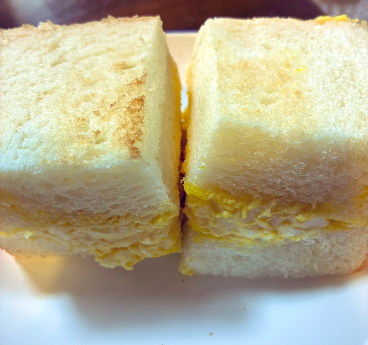 今日もゆっくりー
丈くんの舞台が始まる前に難波でランチしたSAKImoto bakery 嵜本 ベーカリーカフェの食パン🍞買ってきたから
卵サンドにしたよ⭐️
トーストするんが好き
めーちゃ美味しい😋😋