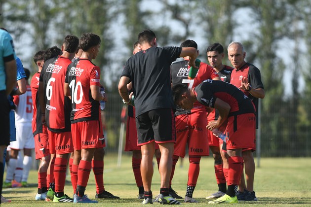 🔴⚫️#Colón | RESERVA

▫️Mañana, desde las 17hs el equipo de Russo visita a #DefensaYJusticia

Lucas Cuffia;
Máximo Jonsthon, Zahir Ibarra, Enzo Gallizi, Luca Campagnaro;
Lautaro Gaitán, Zahir Yunis, Mateo Cardozo;
Tomás Gallay, Iván Ojeda, Laureano Páez

<a href="/lt9lider/">LT9 - La Nueva Nueve 🎙️</a> <a href="/Deporte_9/">Deporte 9</a>