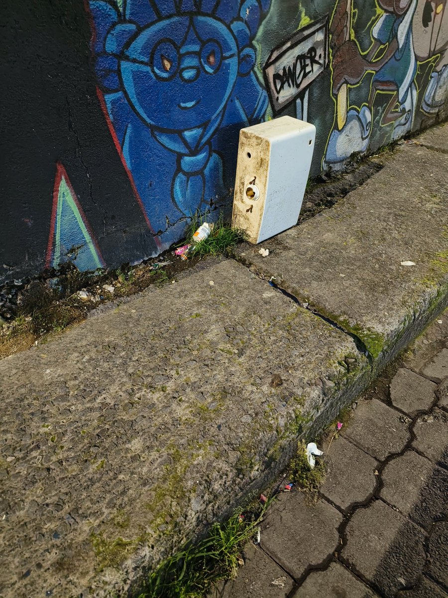 eezhigrea's tweet photo. Señores @MunicipioQuito me podrían decir a qué se debe el valor que cobran por recolección de basura? Les invito a darse una vuelta por mi sector para que constaten como hay basura por todo lado, por aquí a duras penas pasa el camión.. Están abusando del pueblo!!! @DanielNoboaOk https://t.co/AqYShcQ2bm