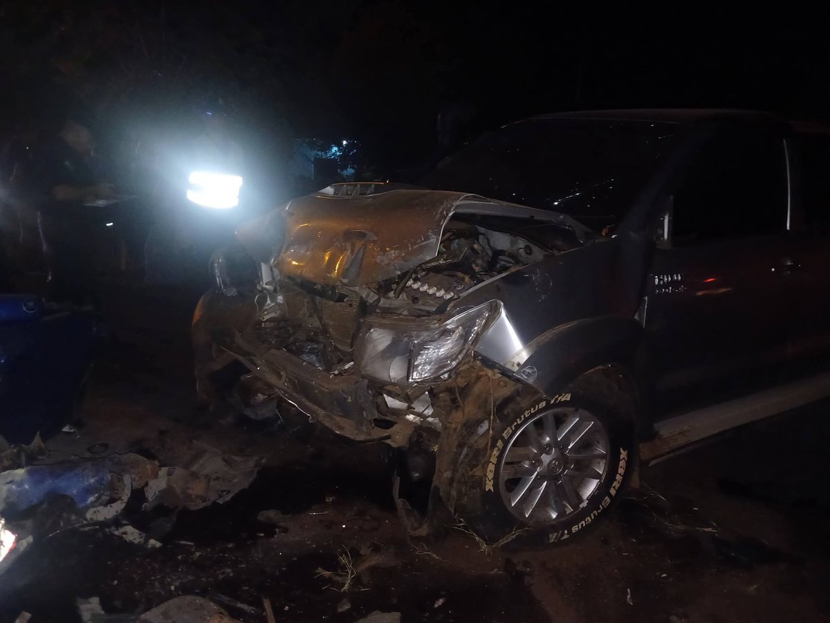 🚨Triple choque deja un fallecido
-Adán Renato Quintana González (35) perdió la vida tras un violento impacto entre tres vehículos registrado en horas de la tarde.
-Una camioneta Hilux con varios ocupantes fue trasladada hasta el Hospital Regional de Paraguarí.
-El conductor de