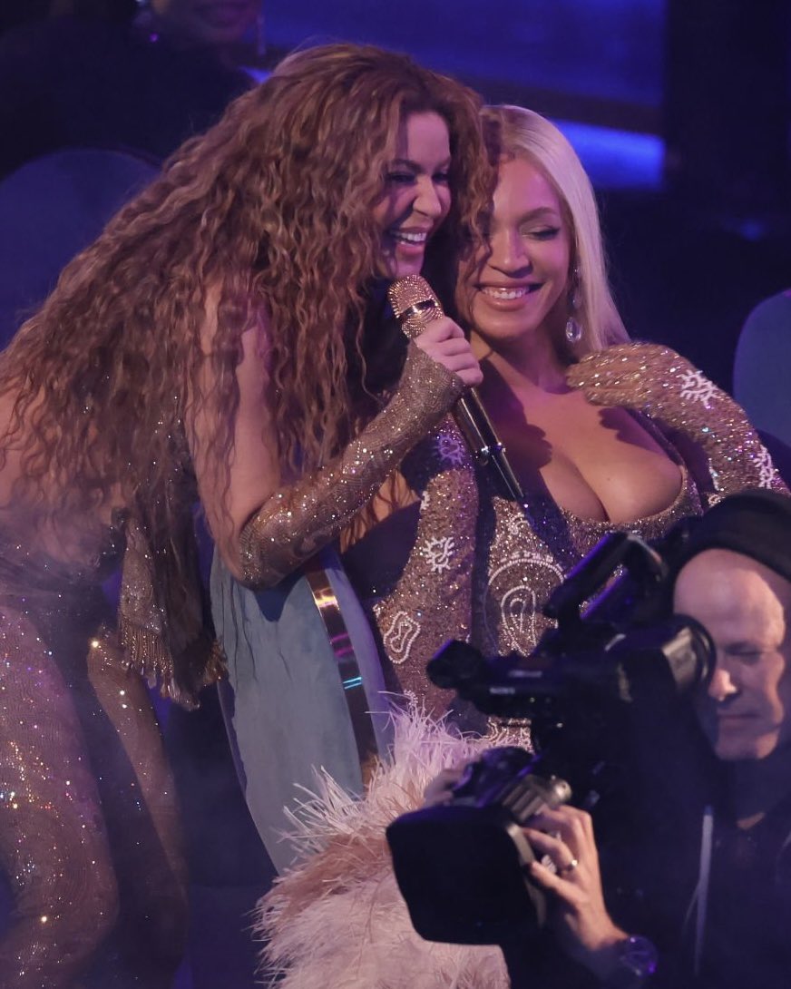 Todo o nosso apoio à nossa lenda da música latina e mundial, Shakira, que foi confirmada oficialmente como a atração principal da edição de 2026 do “Todo Mundo no Rio”! 🐺🇧🇷

Dona de uma voz poderosa e talento inigualável na dança, Shakira abriu muitas portas para artistas