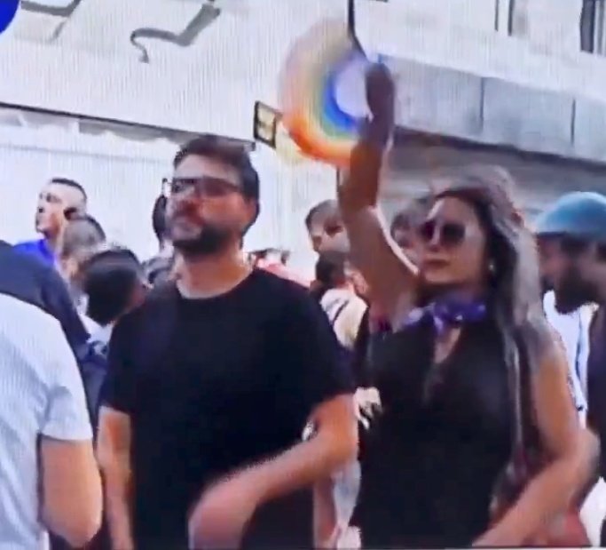 Extraordinario, el comunista de <a href="/JuanGrabois/">Juan Grabois</a> tiene un esclavo que le sostiene un paraguas cuando llueve y una esclava que le abanica la nuca cuando hace calor.