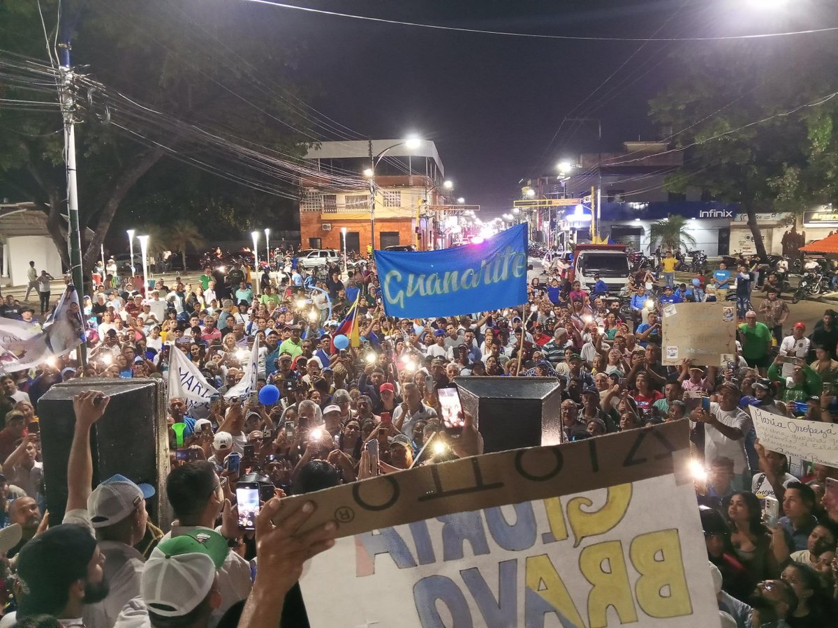 OrlvndoA's tweet photo. #AHORA | María Oropeza, recién liberada, vuelve a su estado Portuguesa y encabeza una manifestación política.

Valiente, sobre todo luego del secuestro de Guanipa. No se deja intimidar ante el chantaje de la falsa prudencia. https://t.co/UKlg3VkTLE