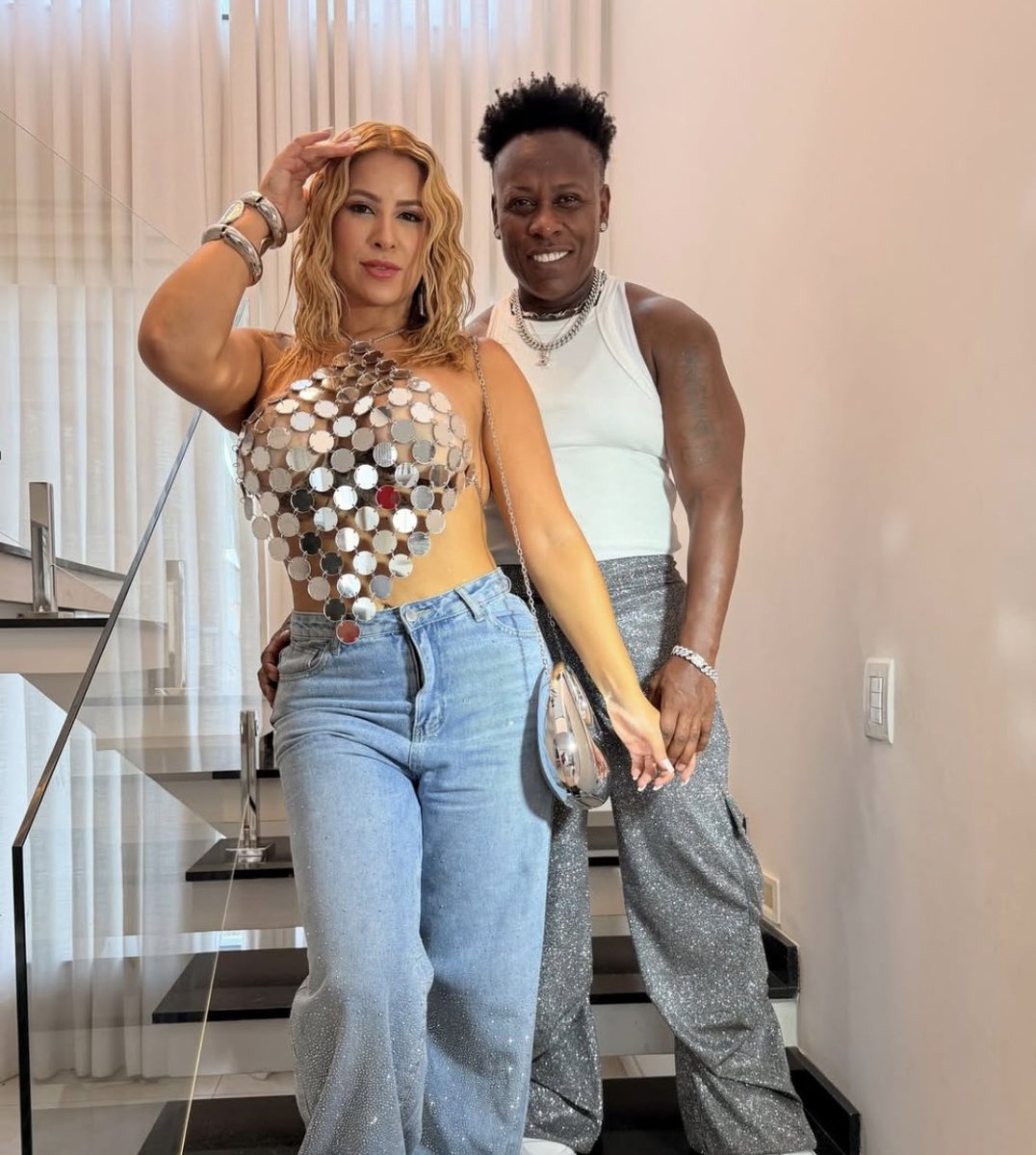 popzone's tweet image. Pepê, da dupla Pepê e Neném, posta foto com sua namorada e internautas comentam: “olhei rápido e pensei que fosse a Virgínia e o Vini Jr.”. Lembra, né?