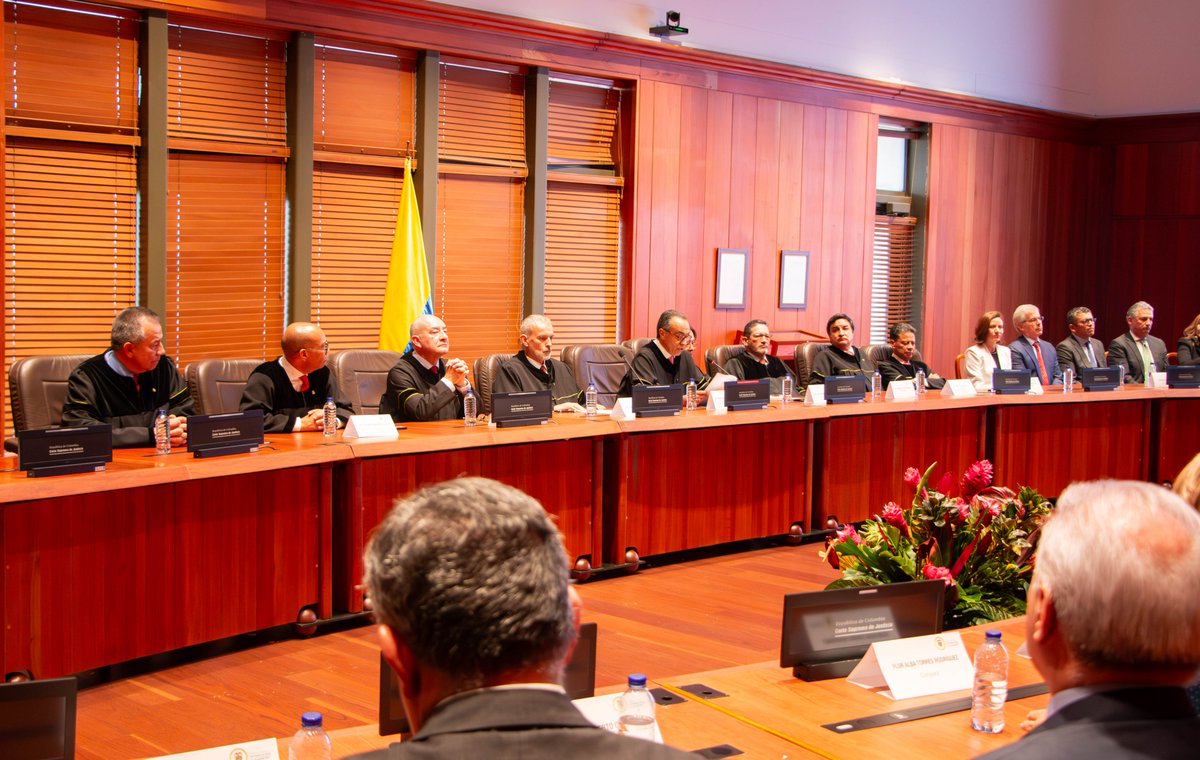 CorteSupremaJ's tweet photo. Ante la #SalaPenal de la @CorteSupremaJ, liderada por su presidente Carlos Roberto Solórzano Garavito y el vicepresidente Jorge Hernán Díaz, asumieron los 34 conjueces de la Sala, quienes ejercerán sus funciones a lo largo del presente periodo.
Comunicado: https://t.co/g4oUvxqBWw https://t.co/q2GmPnqC5Z