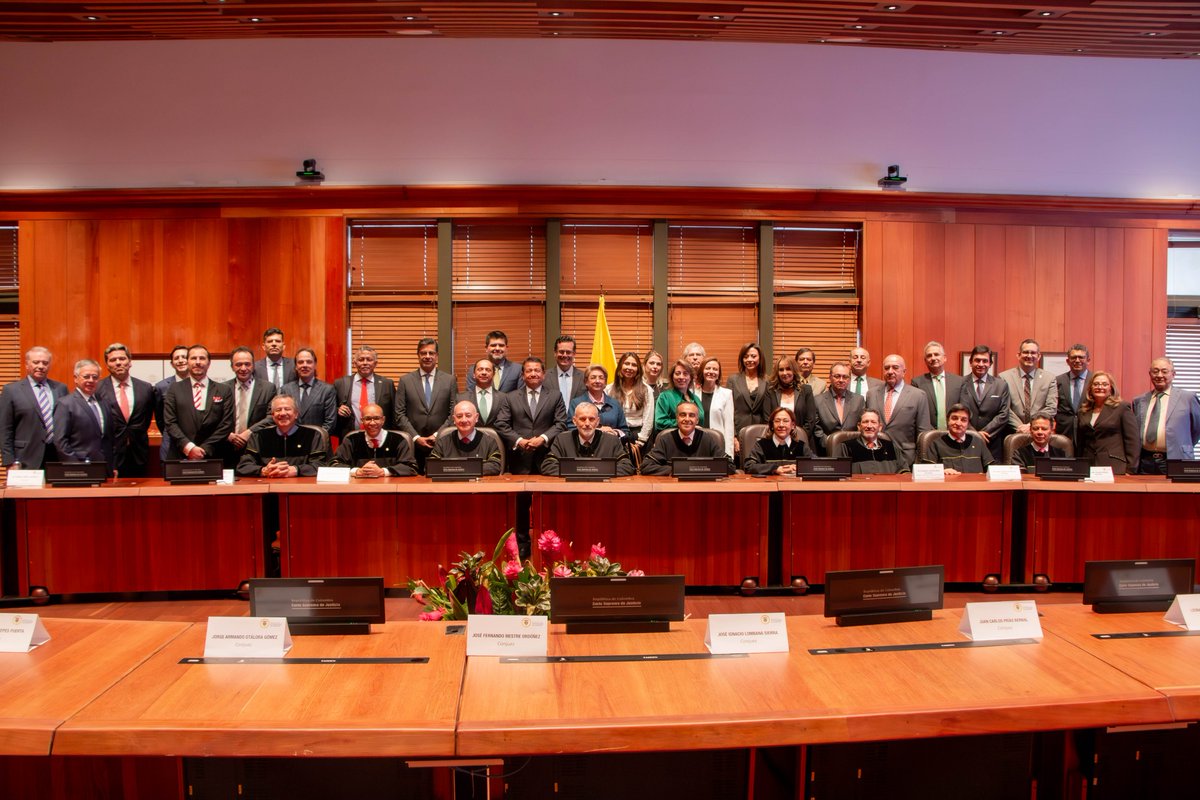 CorteSupremaJ's tweet photo. Ante la #SalaPenal de la @CorteSupremaJ, liderada por su presidente Carlos Roberto Solórzano Garavito y el vicepresidente Jorge Hernán Díaz, asumieron los 34 conjueces de la Sala, quienes ejercerán sus funciones a lo largo del presente periodo.
Comunicado: https://t.co/g4oUvxqBWw https://t.co/q2GmPnqC5Z