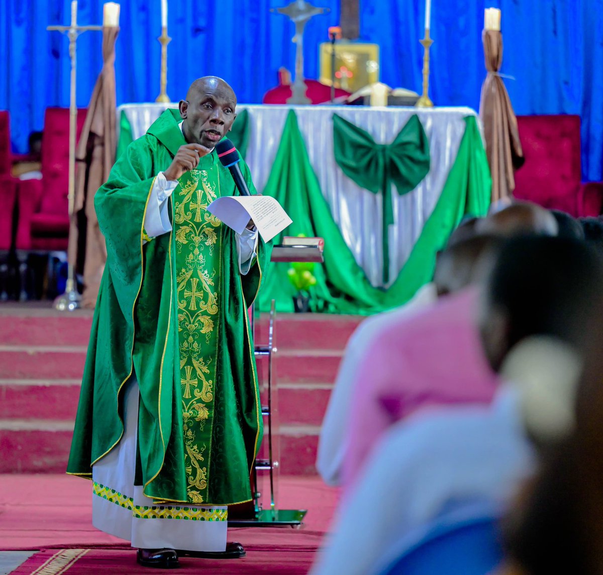 Ce matin, prie :
Merci, Seigneur, pour la Femme, ma mère 
Elle est à la fois Repaire et Répère. 
Merci Seigneur, pour la Femme, ma sœur
Elle est à la fois Fleur et Bonheur
Donne à tous les hommes d'être ces belles âmes 
Qui reconnaissent la valeur des dames.