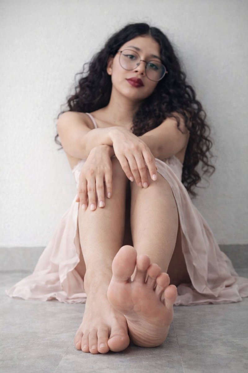 AmyForest2004's tweet photo. Yes, I was a man, but today I am a beautiful woman from head to toe 🏳️‍⚧️ #trans #transwoman #transgirl #feet #feetworshi̇p #feetfetısh https://t.co/G2CBUgxo2r