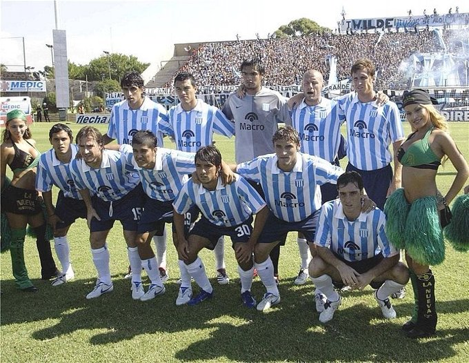 Gezecca's tweet photo. Mato porque Nike haga una versión de esta casaca. mismo cuello, franjas y pantanloncito negro. Todo idéntico. 

No es tan dificil https://t.co/1beTYRCWAD