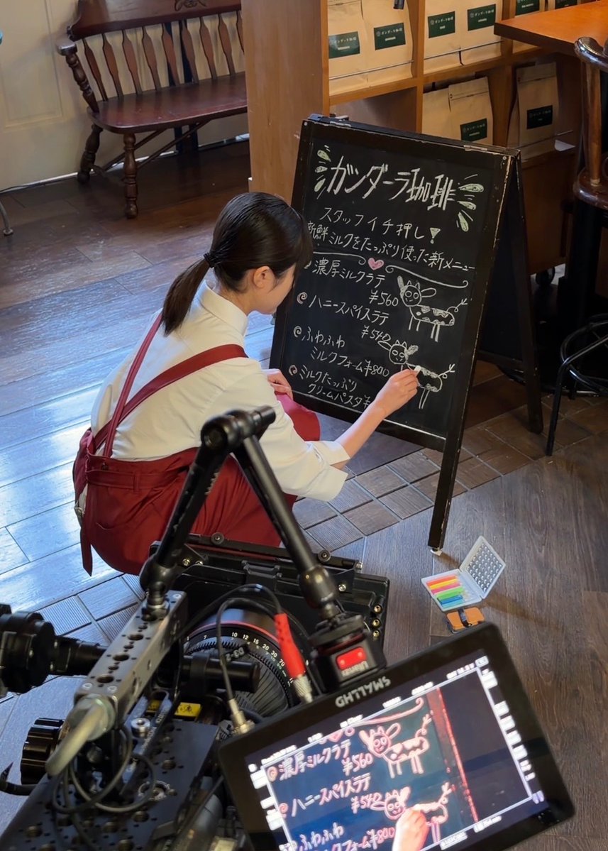 🛸▰▰▰▰▰▰▰
 第𝟲話 𝟮/𝟭𝟴(水)よる𝟭𝟬時
#ラムネモンキー ▰▰▰▰▰▰▰

▶︎▶︎ 第𝟱話 𝗼𝗳𝗳 𝘀𝗵𝗼𝘁 🍿

ガンダーラ珈琲の看板牛🐮 ˎˊ˗

▫︎紀介(津田健次郎) 作
▫︎本番で使われた牛
▫︎白馬(福本莉子)作

どの牛が好きですか？

TVerで見逃し配信中！
tver.jp/series/srbhgsp…