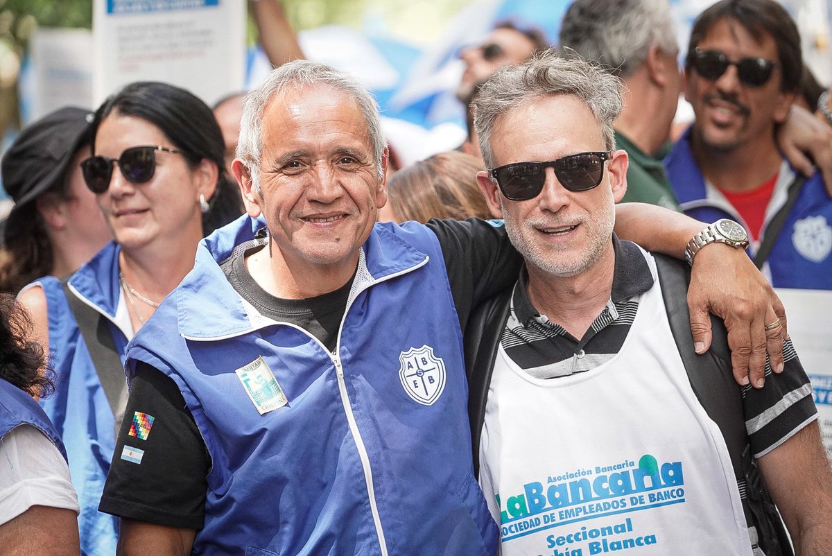 Hoy marchamos contra la reforma laboral encabezados por ese gran compañero,amigo y conductor que es @sergiopalazzobancaria .Miles de militantes bancarios y bancarias nos manifestamos frente al Congreso de La Nación.