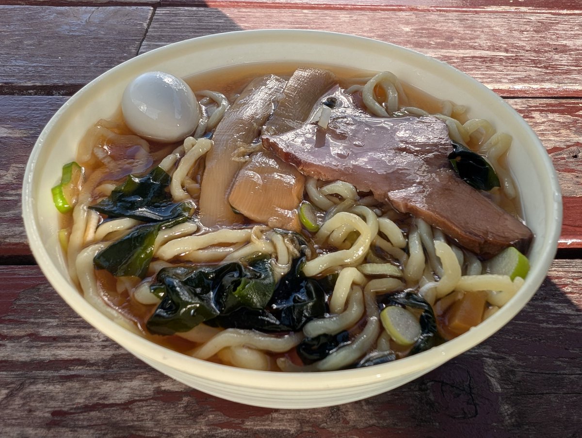 simor700's tweet image. なかよし自販機コーナーで自販機ラーメン頂きます
この前はとんこつラーメン頂いたので今日は醤油ラーメン
お値段は480円とお高めですが
入場料無料の私設博物館と考えると安いかな
具は麺の下