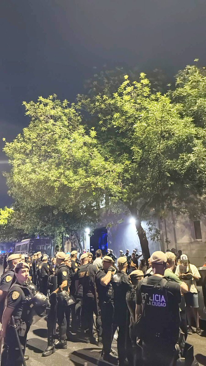 <a href="/MatiasMoraok/">Mati Mora</a> Hola Matias, sin ánimos de chicanear porque el objetivo es otro, tenemos compañeros de La Cámpora detenidos y estamos esperando que los liberen.