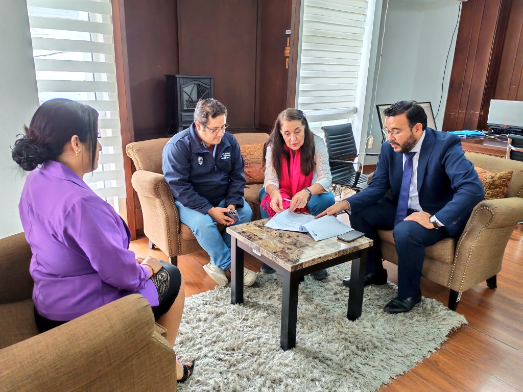MAATE_Zonal7's tweet photo. #Loja I Mantuvimos una reunión de trabajo con Guillermo Flores, Viceministro (e) de Minas, con el fin de articular acciones en temas de minería responsable. Promovemos la responsabilidad ambiental, el cuidado del agua y el desarrollo económico en la región sur.

#ElNuevoEcuador https://t.co/XJ8qok87Sh