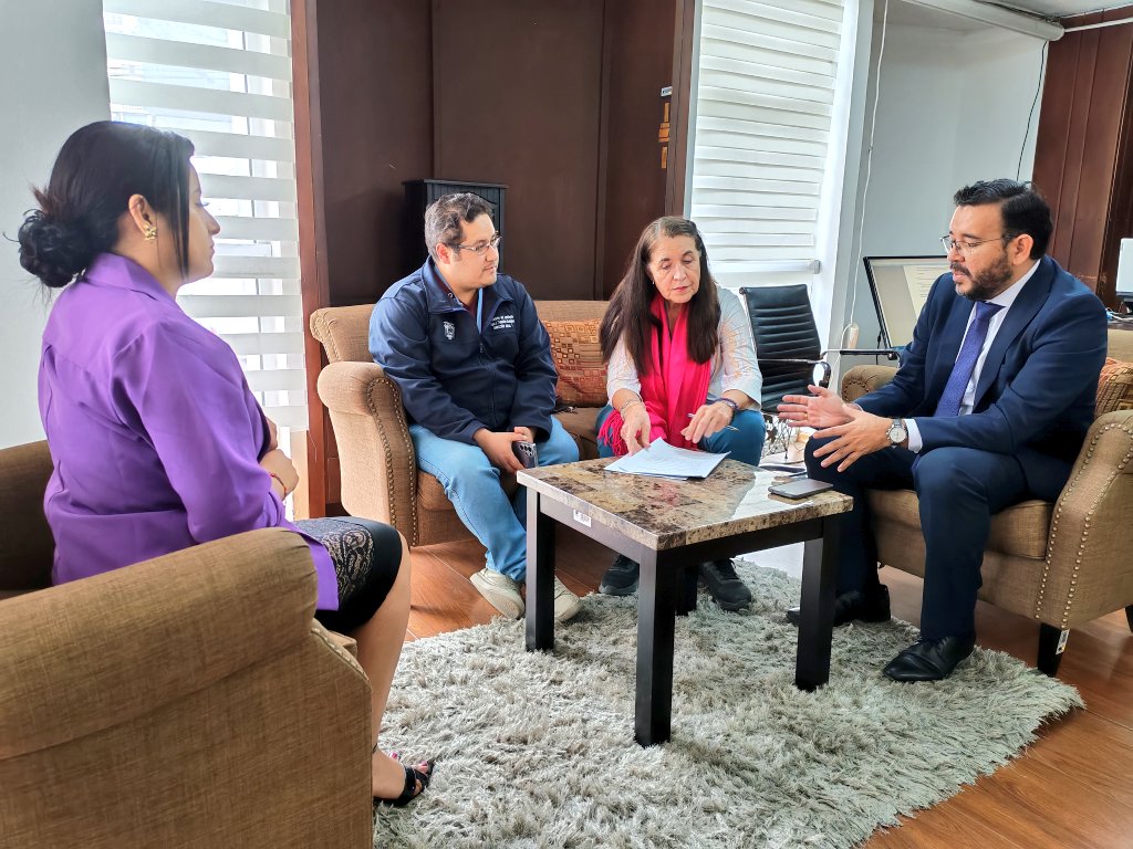 MAATE_Zonal7's tweet photo. #Loja I Mantuvimos una reunión de trabajo con Guillermo Flores, Viceministro (e) de Minas, con el fin de articular acciones en temas de minería responsable. Promovemos la responsabilidad ambiental, el cuidado del agua y el desarrollo económico en la región sur.

#ElNuevoEcuador https://t.co/XJ8qok87Sh