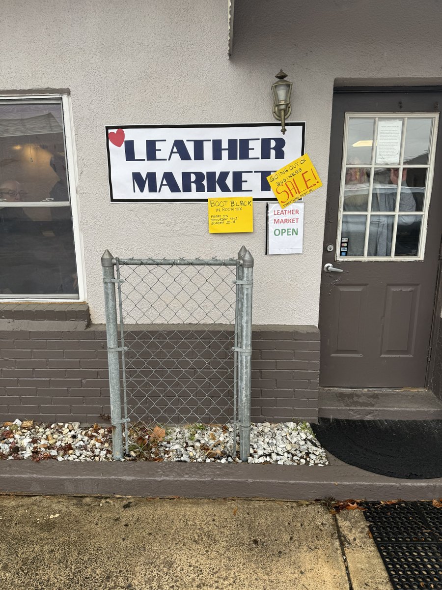 MetropolisAug's tweet image. Better late late than never...haha 

Here is a few pics from Leather Weather Weekend it was truly such an amazing time. Thank you to Sol &amp;amp; Coty for bartending the pizza party at Capri. I LOVED The Leather Market &amp;amp; I snagged the last flogger...

CANNOT WAIT til next year ❤️