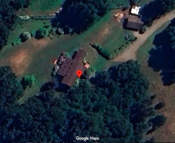 José Antonio Kast tiene un pequeño fundo de 6 hectáreas a menos de 10 kilometros del centro de Puerto Varas con un valor comercial del orden de los 1.000 exenta de contribuciones y sin  recepción final, aún se 
 considera tierra agrícola
Las contribuciones se pagan cara dura!!0