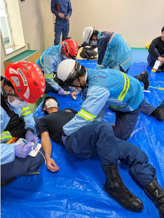 JCG_10th_RCGH's tweet photo. #奄美海上保安部 は、災害等により多数の傷病者が発生したことを想定し、大島地区消防組合と救助訓練を行いました。訓練には古仁屋海上保安署巡視艇いそなみ潜水士と鹿児島航空基地機動救難士も参加。私達は「命を救う」ため、今日も訓練に励んでまいります。 #海上保安庁 #機動救難士 #潜水士 #消防 https://t.co/DAWptHxMR2