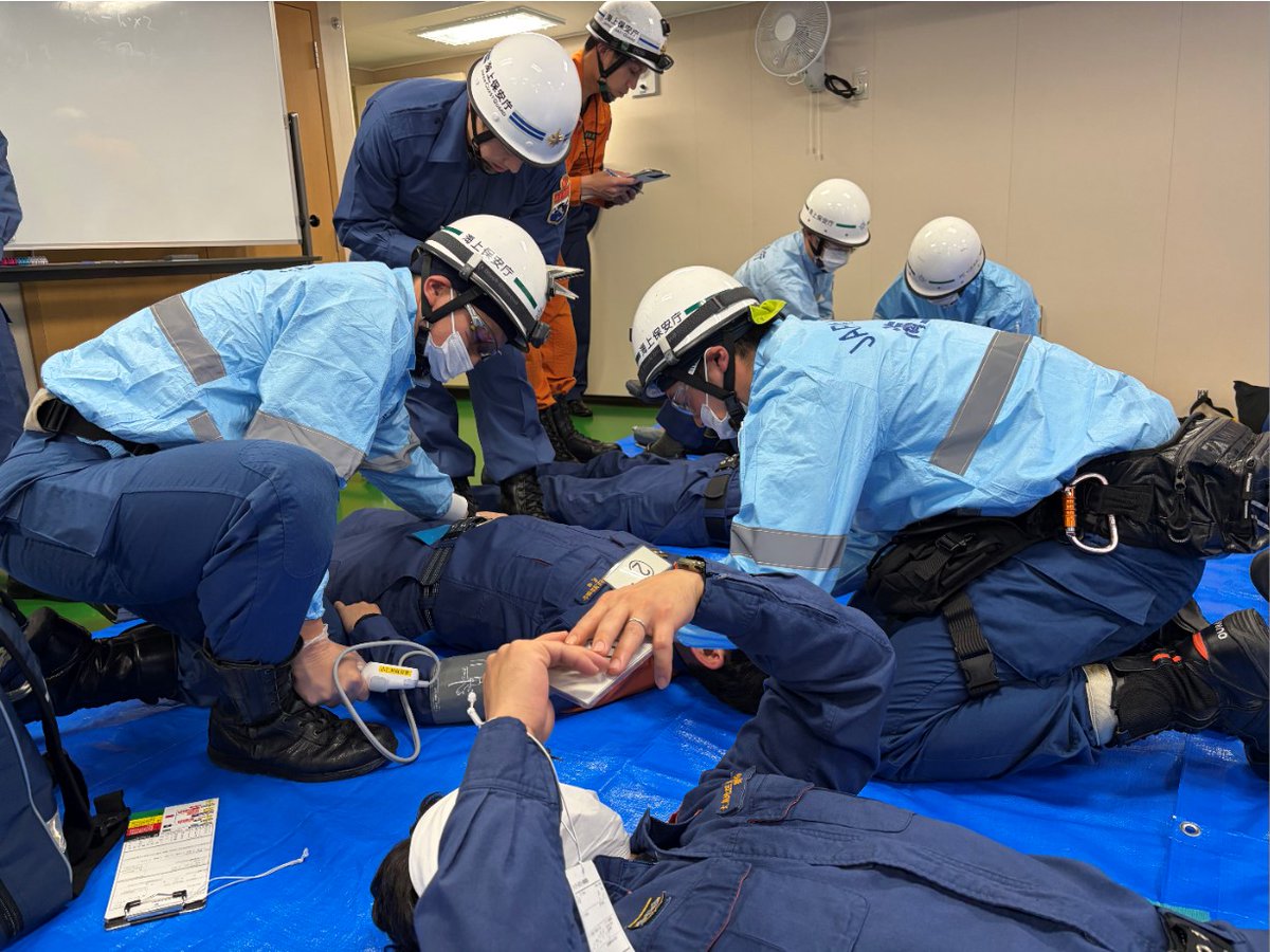 JCG_10th_RCGH's tweet photo. #奄美海上保安部 は、災害等により多数の傷病者が発生したことを想定し、大島地区消防組合と救助訓練を行いました。訓練には古仁屋海上保安署巡視艇いそなみ潜水士と鹿児島航空基地機動救難士も参加。私達は「命を救う」ため、今日も訓練に励んでまいります。 #海上保安庁 #機動救難士 #潜水士 #消防 https://t.co/DAWptHxMR2