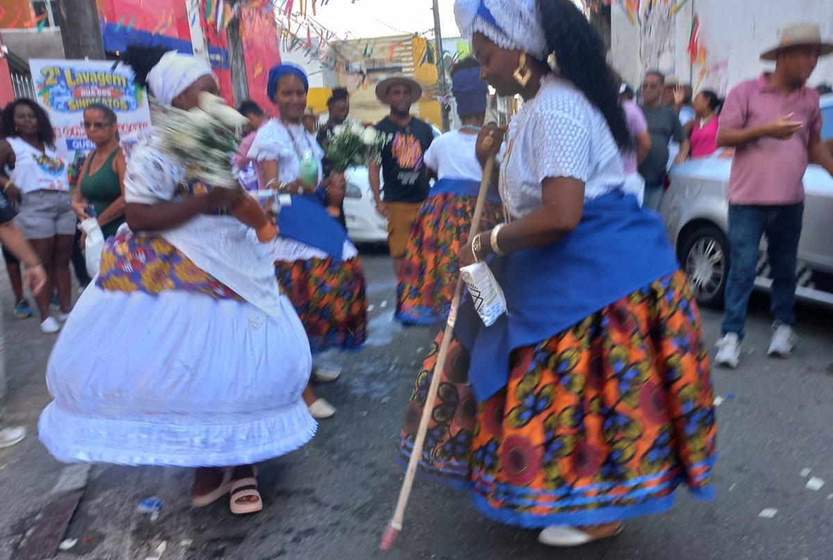 CTBBAHIA's tweet photo. Com bloco na rua, APLB, Comerciários e Sindseps exigem fim da escala 6x1. Sindicatos unem irreverência, alegria e luta no Carnaval de Salvador. Saiba mais sobre a ação no site: https://t.co/3hmWXKF2Y2 https://t.co/fVoC4ujlGG