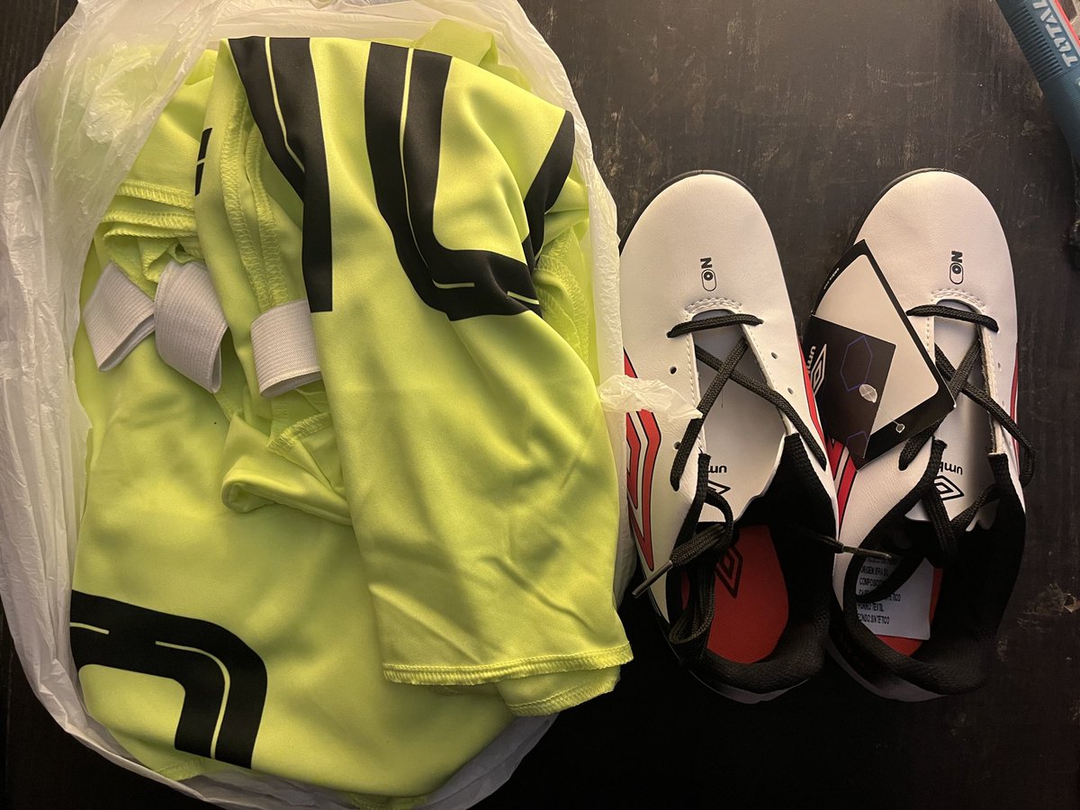 Muchísimas gracias al capo de <a href="/FMilanessi/">MILA</a> por la donación de 10 pecheras y un par de botines para <a href="/MalaguenoCF/">CF Malagueño</a> 💙🤍❤️