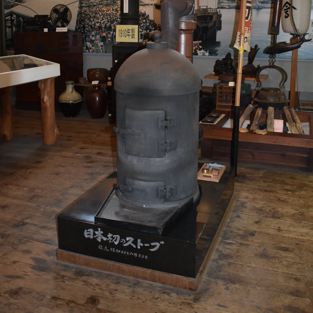 日本最古の #ストーブ】 1856年、#五稜郭 を設計した武田斐三郎が #箱