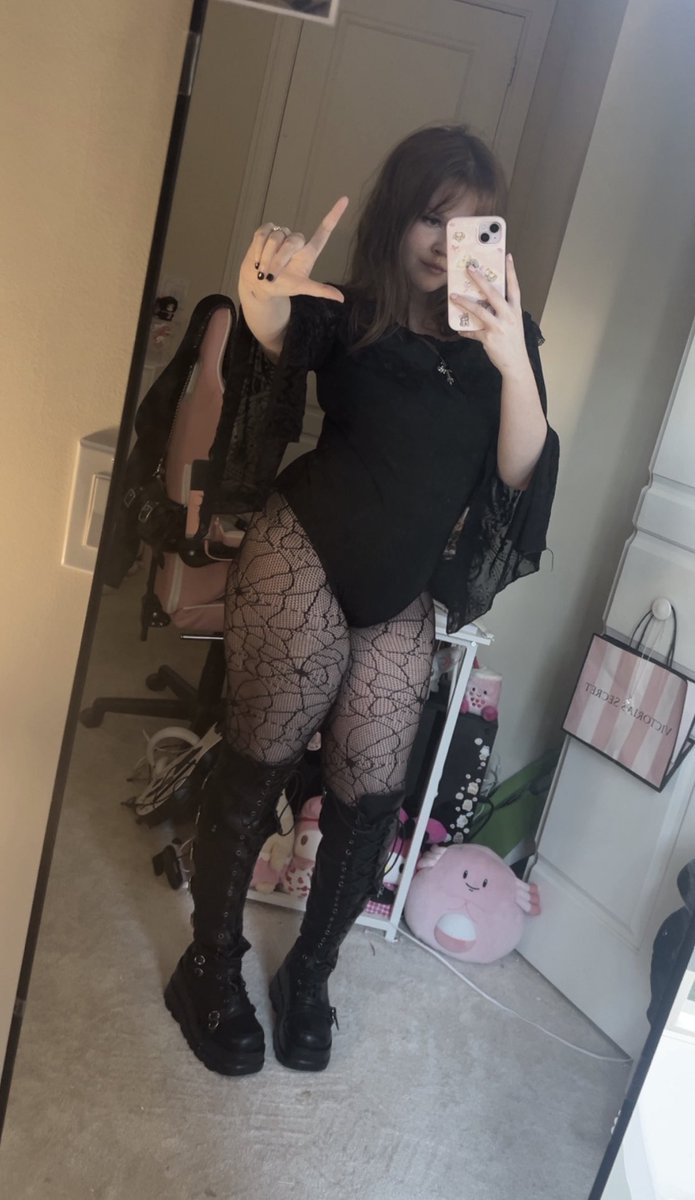 greedyevie's tweet photo. how deep into debt would you go for me and my boots :P https://t.co/9RPkV1XjuP