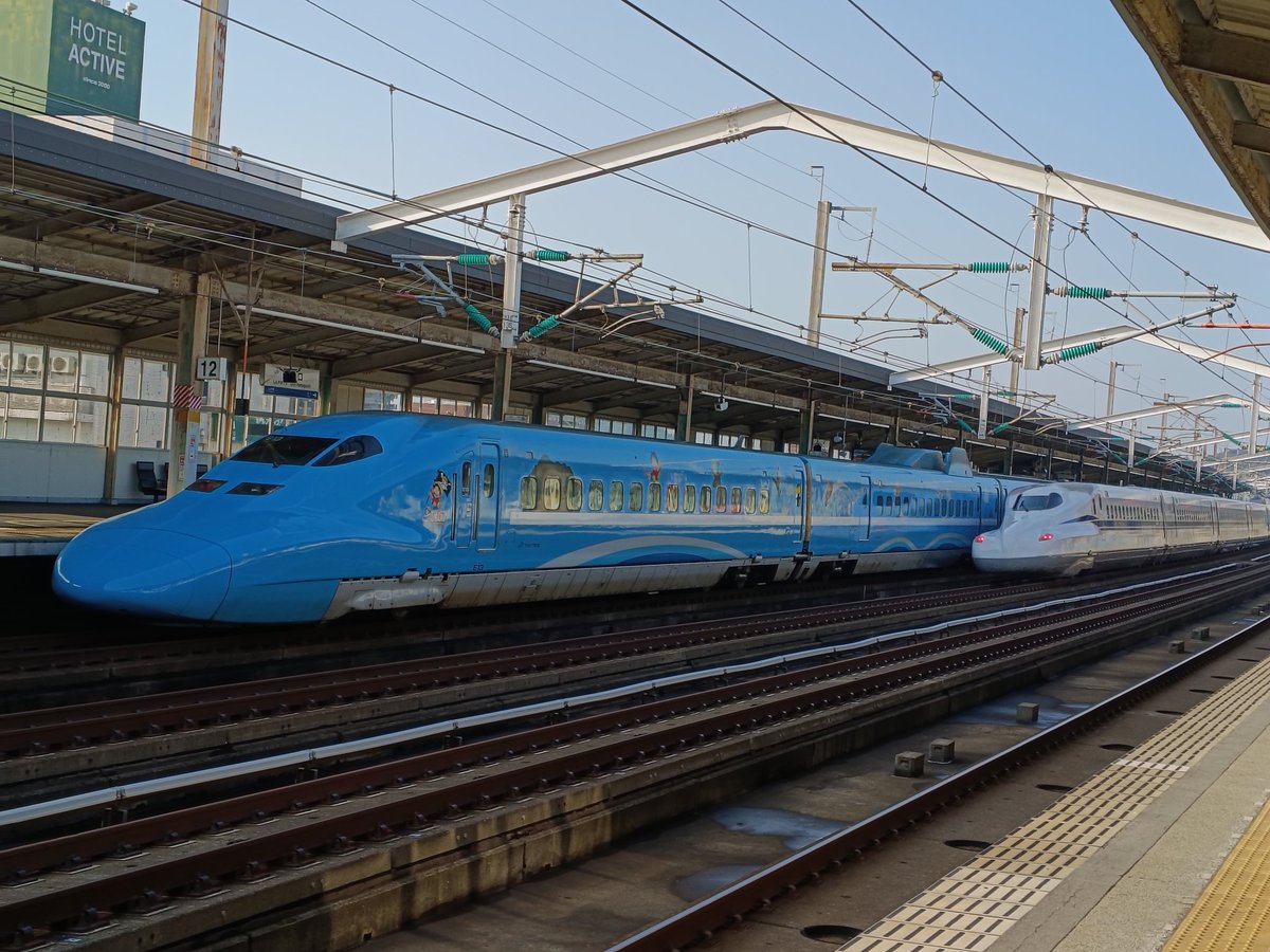 Jo4Kmk's tweet photo. あおい新幹線に遭遇 https://t.co/RYfXyzw6Is