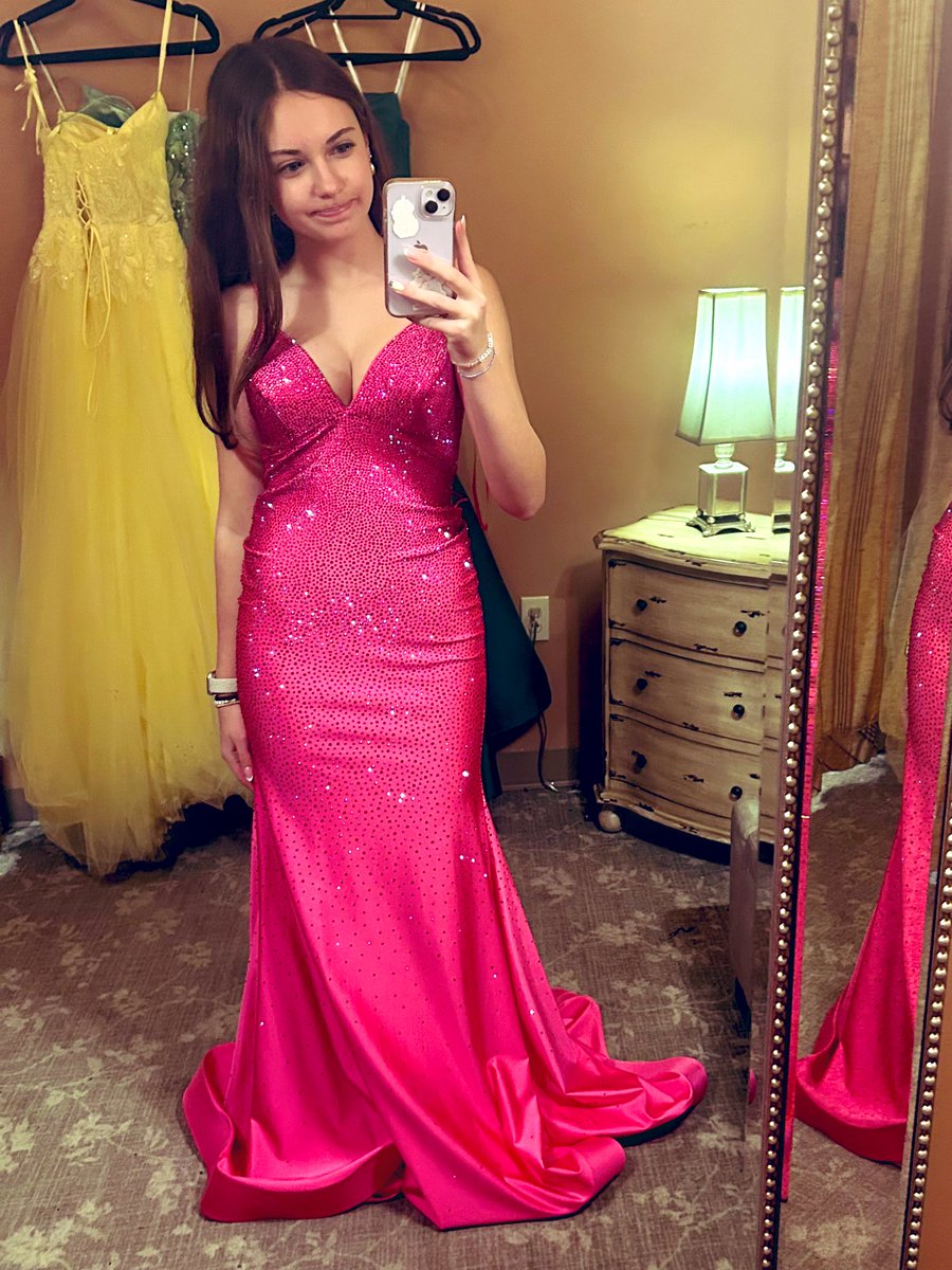 bebe0425's tweet photo. Stop it. 
Stop it right now. 

(And no, that isn’t the one that she picked)

#PrettyyInPink 🩷 https://t.co/LgF8Q3b0RI