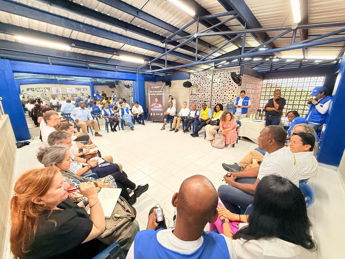 onucolombia's tweet photo. En Quibdó, los líderes de la ONU para las #SolucionesDuraderas dialogan con comunidades desplazadas de La Victoria sobre empoderamiento, legalización de asentamientos y construcción de soluciones. La voz de las comunidades está en el centro de las decisiones. https://t.co/5jwh6wMy9X