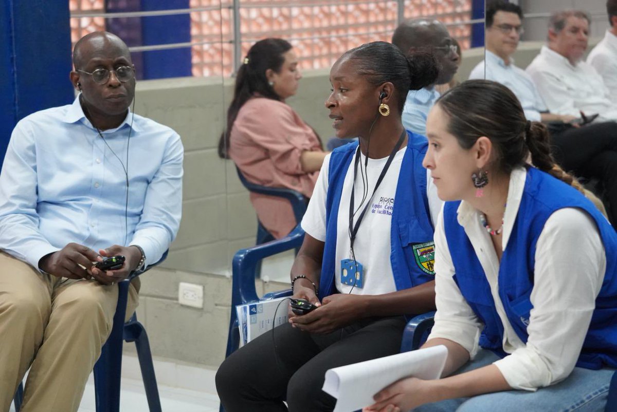 onucolombia's tweet photo. En Quibdó, los líderes de la ONU para las #SolucionesDuraderas dialogan con comunidades desplazadas de La Victoria sobre empoderamiento, legalización de asentamientos y construcción de soluciones. La voz de las comunidades está en el centro de las decisiones. https://t.co/5jwh6wMy9X