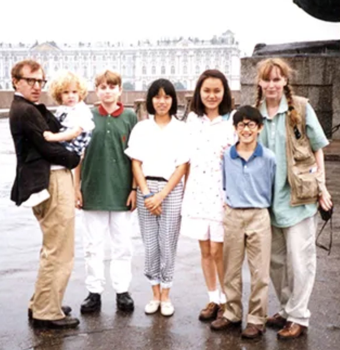 La que pregunta por un "futuro cadaver" es la hija, ahora mujer del pederasta Woody Allen.