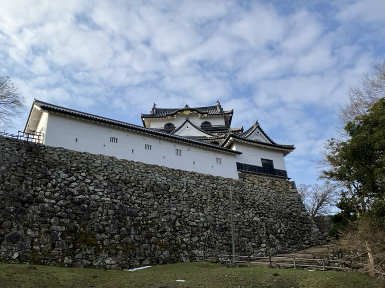 2月12日㊍の彦根城🏯
本丸の高石垣直下にある弧状の小さな空間、井戸曲輪より撮影しました🥰
この曲輪の下に伸びる石垣は彦根城で最も高く、高さ19.4mの高石垣があります💁‍♀️
🔴井戸曲輪にはお客様は入っていただけませんのでご了承ください🙇‍♀️
