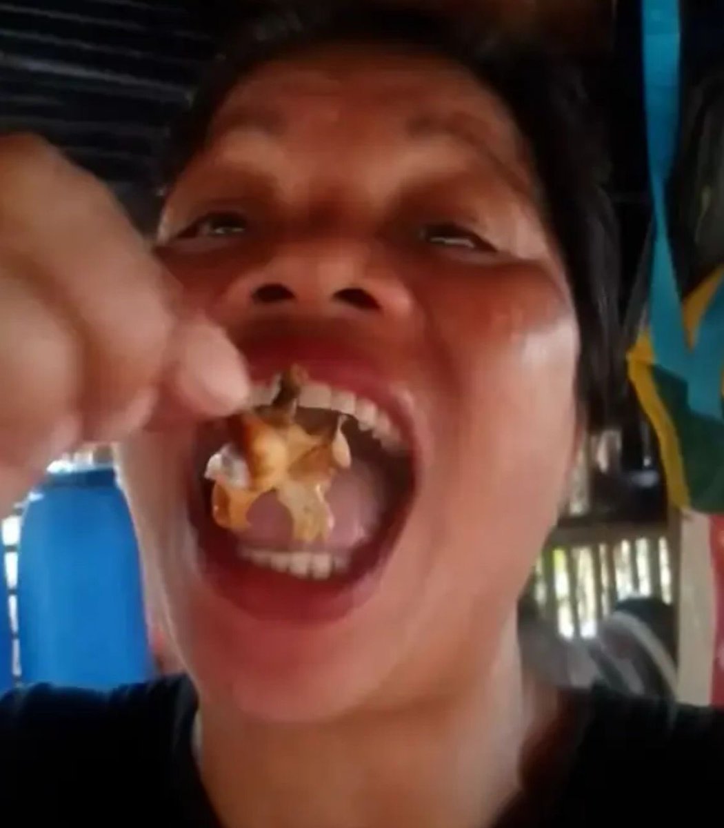dengeplus's tweet photo. Filipinler’de yaşayan YouTuber Emma Amit, video için yengeç yemesinin ardından fenalaşarak hayatını kaybetti.

🔹 Yediği yengecin “şeytan yengeci” olduğu tespit edildi.

🔹 Bu yengeç, insan için en ölümcül zehirlerden ikisini taşıyor.

🔹 Aynı zamanda ısıya dayanıklı olan zehir, saatlerce kaynatılsa dahi etkisini kaybetmiyor.