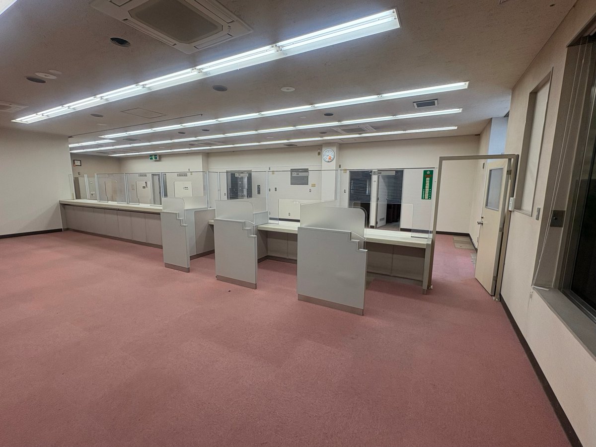 daitetsuSL's tweet image. 【金庫でお食事?宿泊?】
家山駅のすぐ横、元・静岡銀行跡地。

ひときわ存在感のある金庫が残るこの空間で、駅前の賑わいづくりに参加してくださるテナントさまを募集しています。

地域の拠点として、どんなお店があったら嬉しいでしょうか。まずはアイデアだけでも結構ですのでお願いします!…