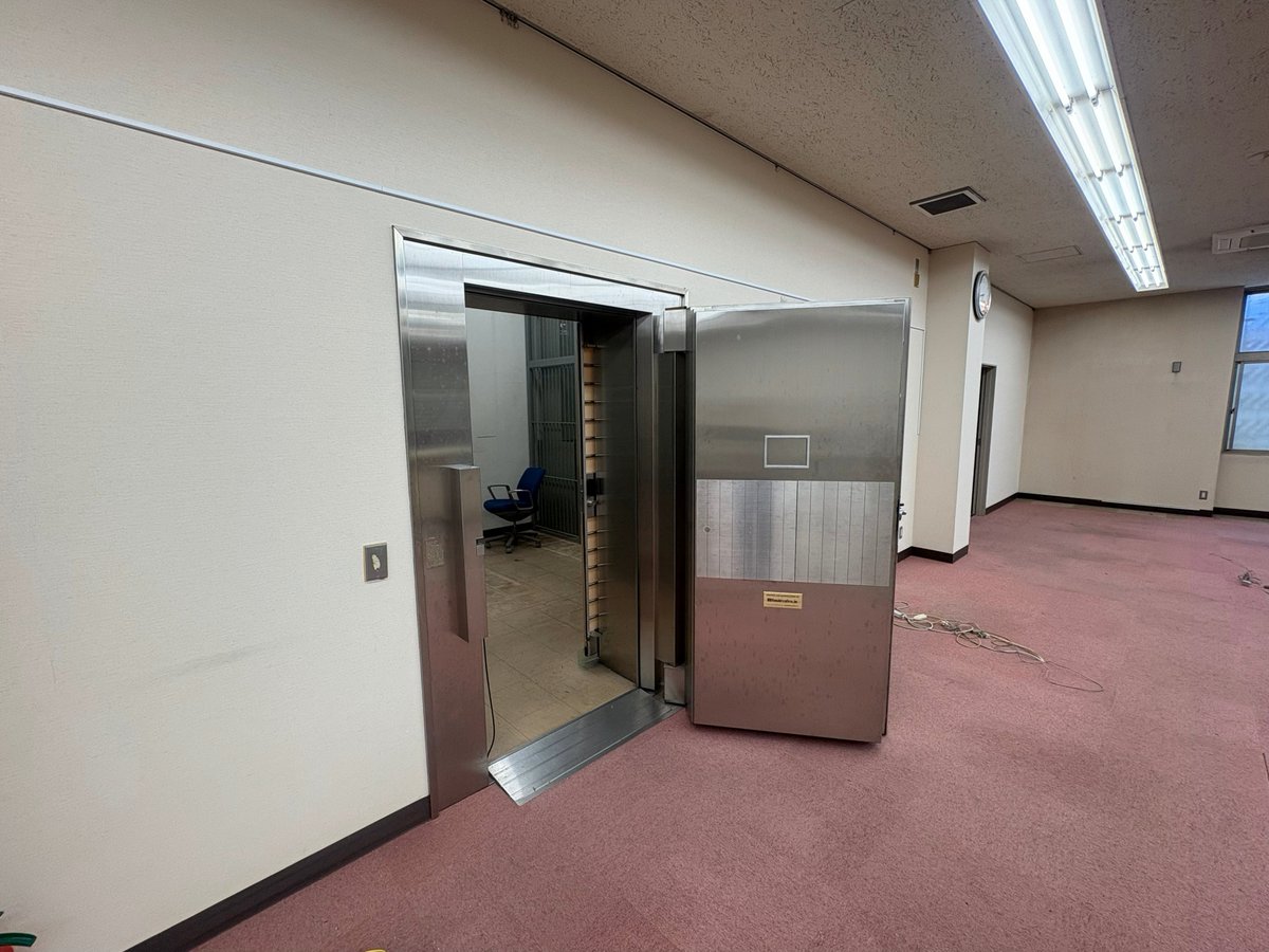 daitetsuSL's tweet image. 【金庫でお食事?宿泊?】
家山駅のすぐ横、元・静岡銀行跡地。

ひときわ存在感のある金庫が残るこの空間で、駅前の賑わいづくりに参加してくださるテナントさまを募集しています。

地域の拠点として、どんなお店があったら嬉しいでしょうか。まずはアイデアだけでも結構ですのでお願いします!…