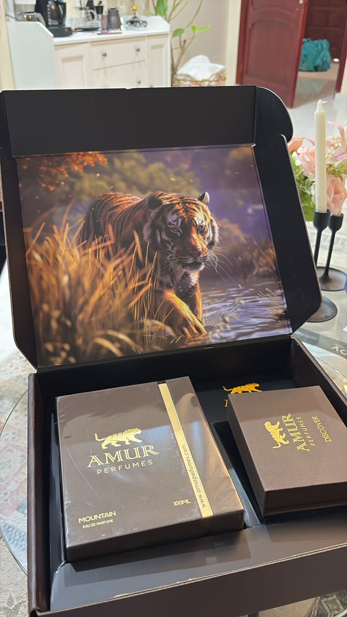 وصلني العطر والعينات ، حبيت اتأخر ب ردي ورأيي بكل امانه الين اشوف قوة العطر من جميع النواحي ، ما ابالغ لو قلت العطر خرافي خرافي و الي يمر من عندك يسألك عنه لان العطر رائحته مبتكره  ثباته مضمون الف بالميه ، ناهيك عن فوحانه الجميل والي مب مزعج ، الزيوت العطريه ممتازه وطبعا مميز