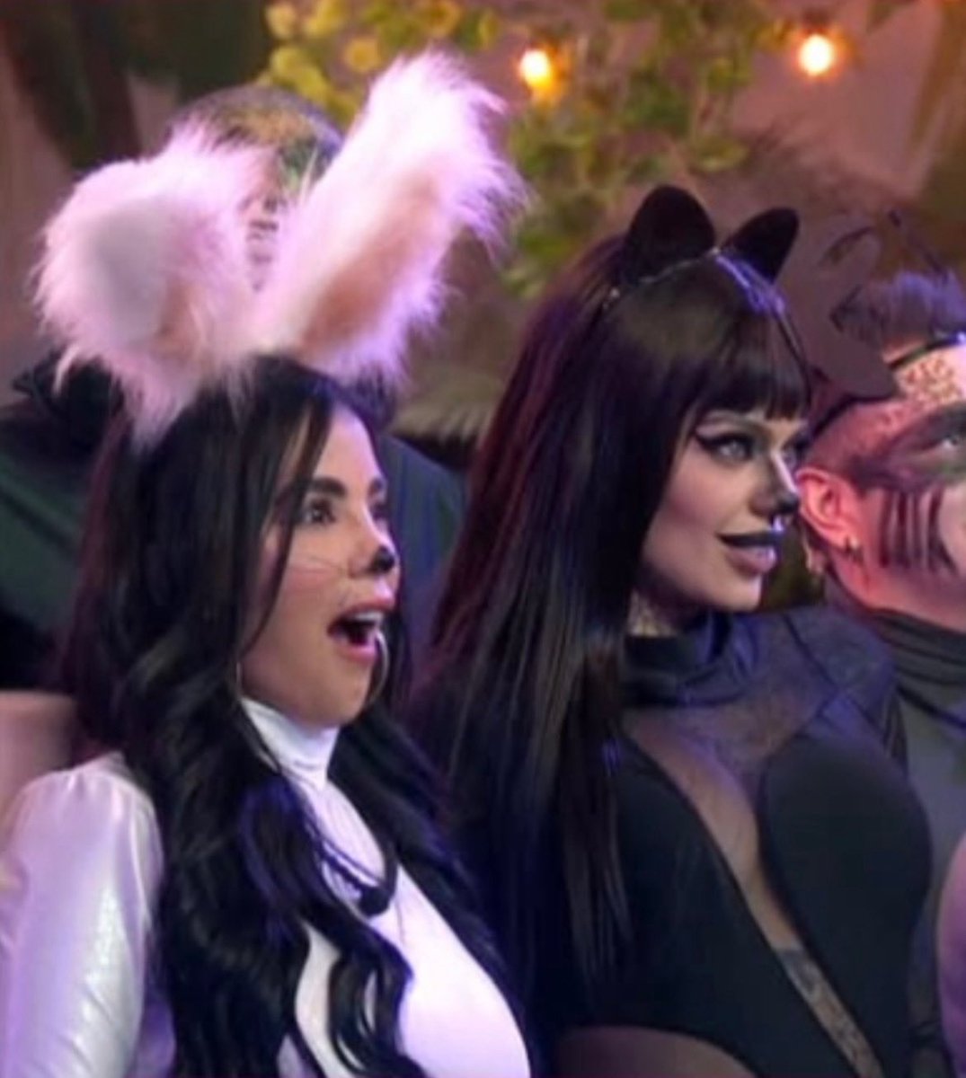 Ya quisiera Mariana ser así de iconica como ellas 💋

#LaCasaDeLosFamososCol #LaCasaDeLosFamososCol3