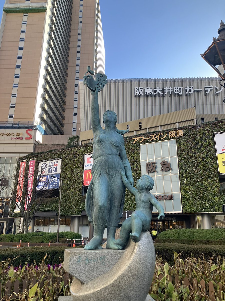 うおおおおお
これが噂の「twitterを子供から取り上げる母親像」か！
タイトルが「平和の誓い」なのがじわじわくる。確かに平和のためには取り上げたほうがいい。