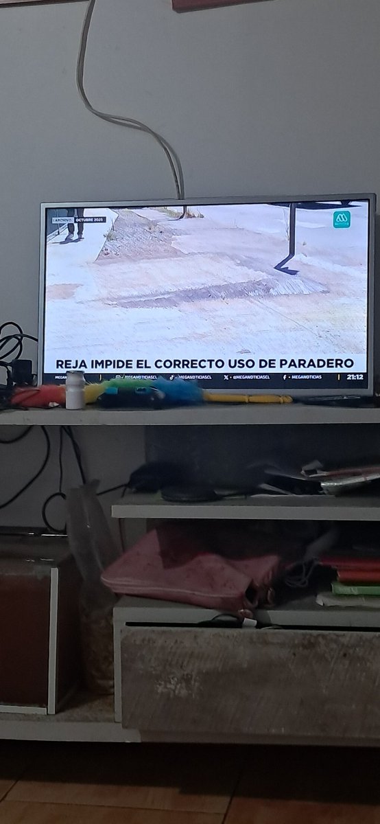 CcarreraO's tweet photo. @meganoticiascl 
Realmente esta es la noticia más importante del día? 
Hablaron de esto en horario am, al medio día y ahora en horario PM https://t.co/J4NeaAF6dS