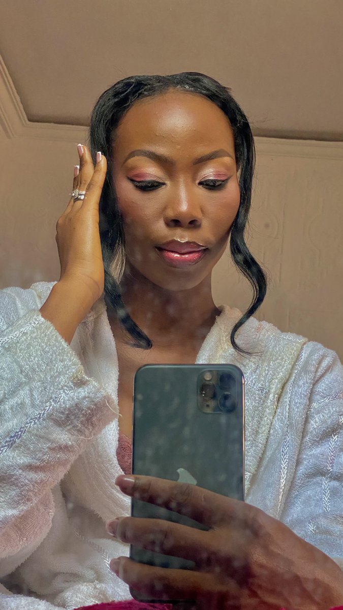 OshoPearl's tweet image. Been a while I worked with my makeup tools after a long break … 
Here is the finished look 😍
No editing ,just my husband’s phone camera doing justice  to this beaut 💕💯 

Rate my skills on a scale of 1-10 
Face beat by yours truly , I can be your  plug Abeg 🙏
#makeupartist