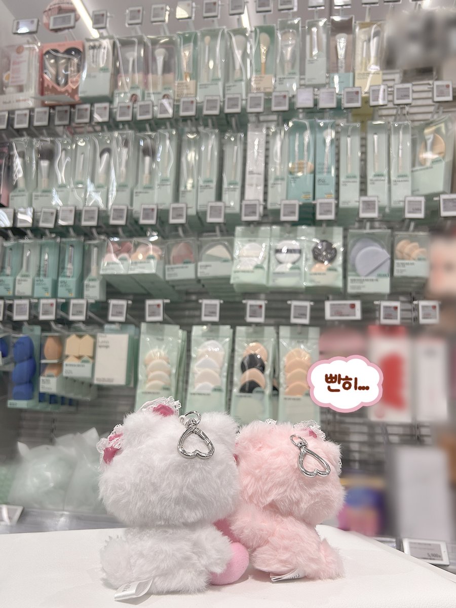 필리밀리를 수상하게 바라보는
빌려온 고양이들... ₍ ^. .^₎ ₍ ^. .^₎

폴짝! 뛰어 올라가고 싶기라도 한 걸까요?