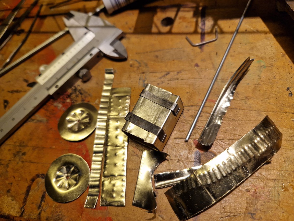 marcomout's tweet photo. Er wordt aan iets gewerkt. Maar 01.18u is wel de tijd om te stoppen, toch?
Dit waren oude koekblikken.
#scrapmetal
#recycle
#metaal https://t.co/uB4206ROmG