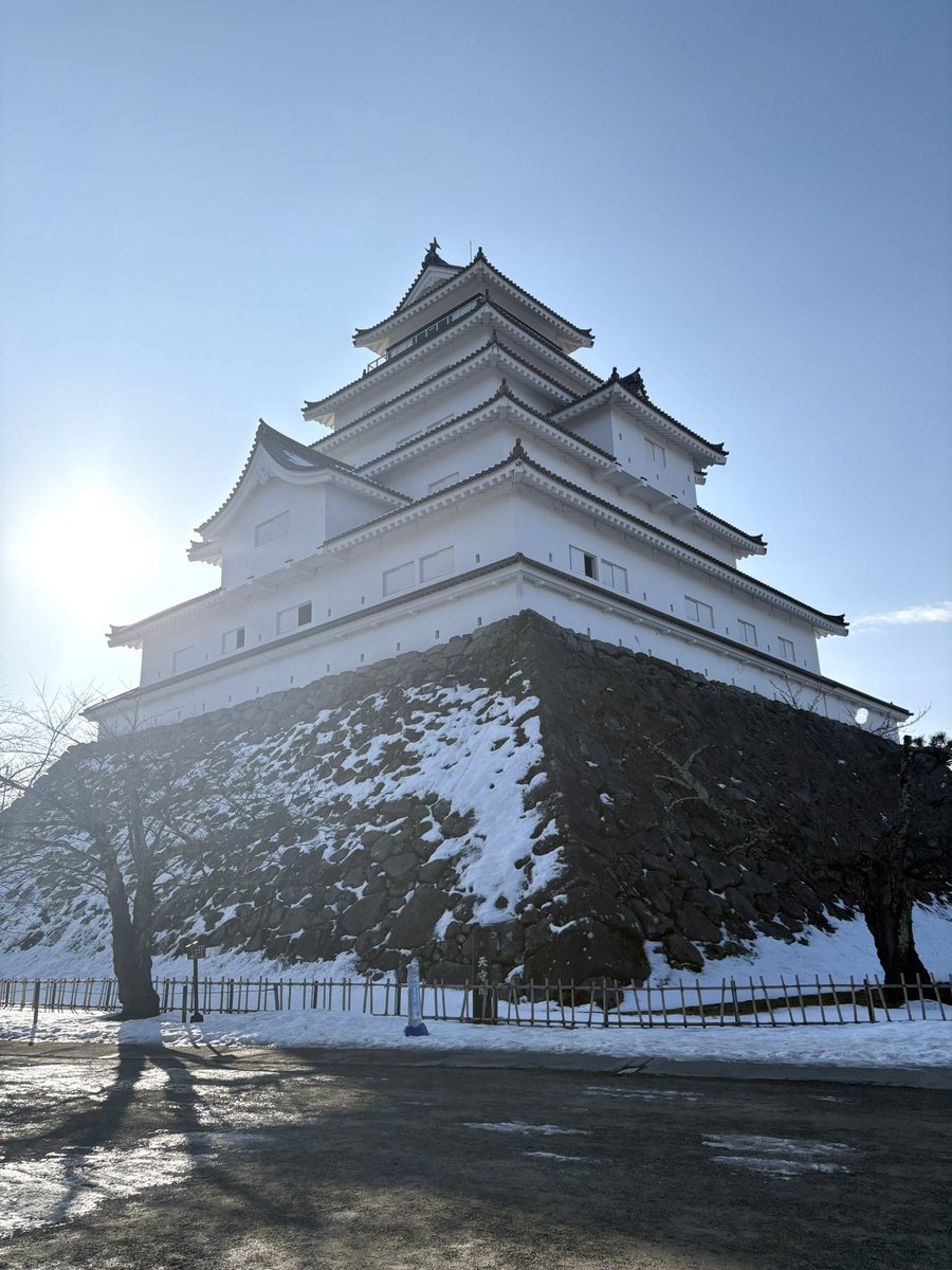 おはようございます！ 本日（2/12）の鶴ヶ城です🏯 青空が広がっていて